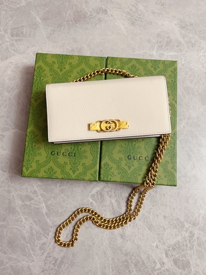Светлый - розовый кожаный мини дизайнер морщит бумажник питона Gucci на цепном WOC с блокировать g
