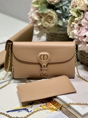 Сумка слинга цвета чая молока мини клеймила Gucci Soho цепной сумкой