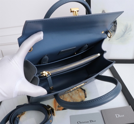 Телячья кожа Dior клеймила дам сумкой средний Tote D6718 St Honoré