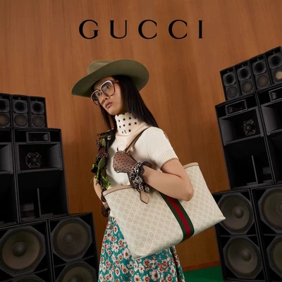 Регулируемая заклеймленная сумка средняя белизна Tote Gucci Ophidia для женщины