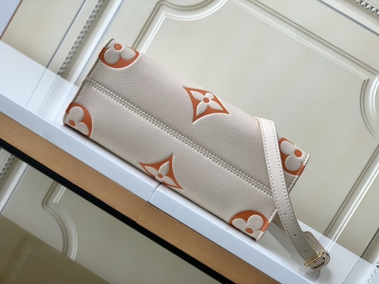 Сумка посыльного OnTheGo MM Louis Vuitton вензеля шафрана сливк гигантская для IPad мини