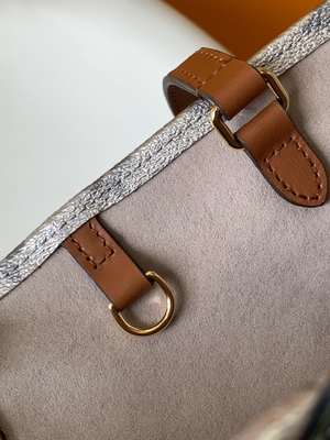 Сумка слинга OnTheGo MM мини клеймила цветочный узор M81724 серебряным покрытым холстом