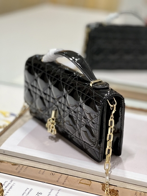 Заклеймленное закрытие сальто черноты жемчуга дамы Dior Патента Муфты Небольш