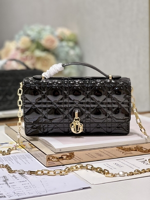Заклеймленное закрытие сальто черноты жемчуга дамы Dior Патента Муфты Небольш