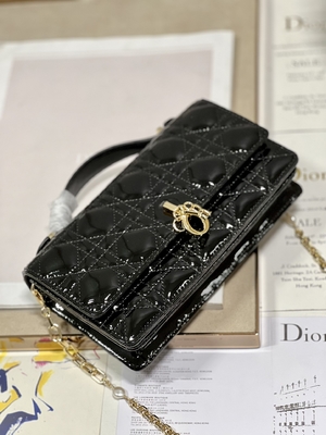 Заклеймленное закрытие сальто черноты жемчуга дамы Dior Патента Муфты Небольш