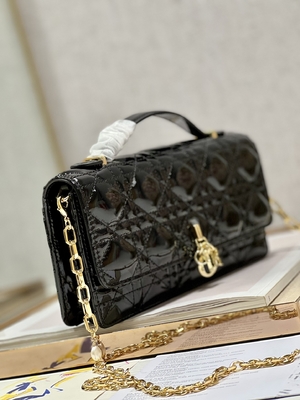 Заклеймленное закрытие сальто черноты жемчуга дамы Dior Патента Муфты Небольш