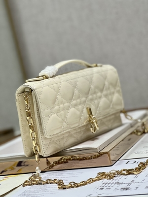 Заклеймленное закрытие сальто черноты жемчуга дамы Dior Патента Муфты Небольш