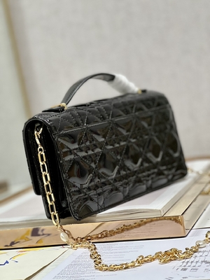 Заклеймленное закрытие сальто черноты жемчуга дамы Dior Патента Муфты Небольш
