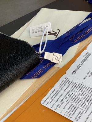 Кожа GM Cuir Taurillon Louis Vuitton Pochette Jour дизайнера в черных Noir портмонах