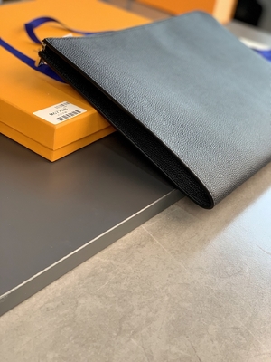 Кожа GM Cuir Taurillon Louis Vuitton Pochette Jour дизайнера в черных Noir портмонах