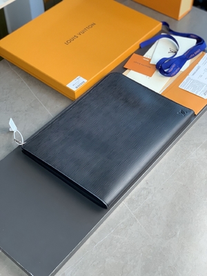 Кожа GM Cuir Taurillon Louis Vuitton Pochette Jour дизайнера в черных Noir портмонах