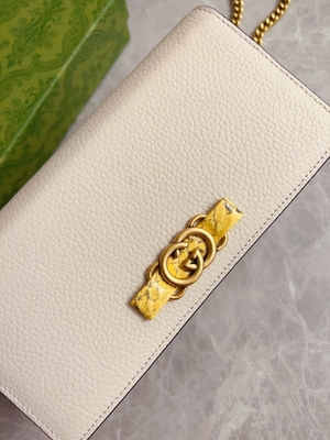 Светлый - розовый кожаный мини дизайнер морщит бумажник питона Gucci на цепном WOC с блокировать g