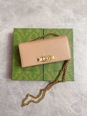 Светлый - розовый кожаный мини дизайнер морщит бумажник питона Gucci на цепном WOC с блокировать g