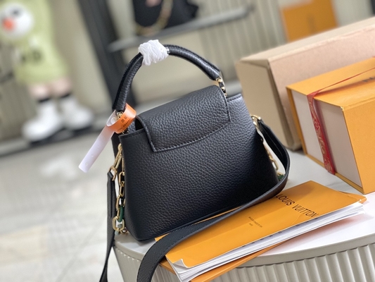 Goatskin выравнивая Preloved клеймил сумку Louis Vuitton Capucines мини