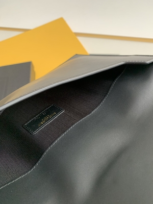 Выбитое St Laurent Preloved клеймило сумку расположенной на окраине города кожаной Муфтой Зерном De Poudre