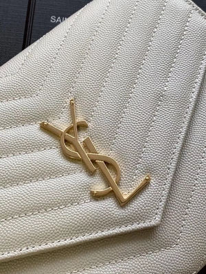 Вензель икры YVES ST LAURENT выстегал кожаную сумку муфты конверта
