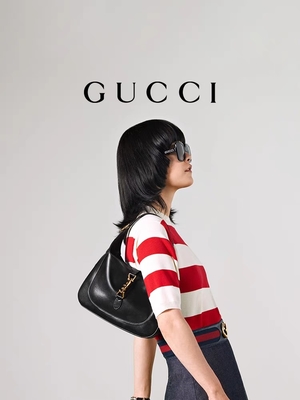 Черная кожаная сумка 1961 Джеки к время Gucci удостоила классических золотых аксессуаров