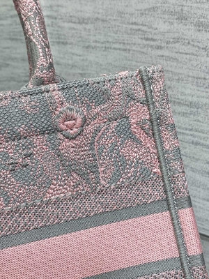 Небольшой пинк Кристиан Dior Booktote и вышивка Сер Toile De Jouy Sauvage
