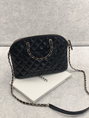 Небольшая хозяйственная сумка телячьей кожи патента Chanel с ретро дамой Вводить в моду