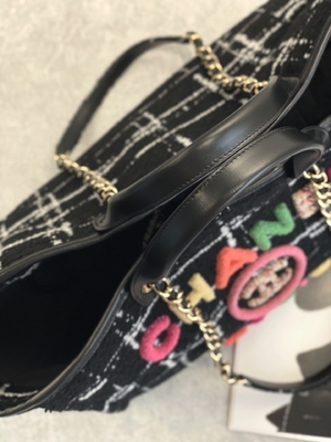 Таможня 2022 Chanel Sotheby клеймила Tote радуги FW сумки пляжа одежды из твида сумок