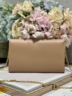 Сумка слинга цвета чая молока мини клеймила Gucci Soho цепной сумкой