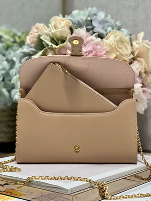 Сумка слинга цвета чая молока мини клеймила Gucci Soho цепной сумкой