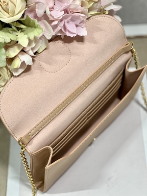 Сумка слинга цвета чая молока мини клеймила Gucci Soho цепной сумкой