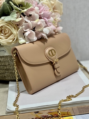 Сумка слинга цвета чая молока мини клеймила Gucci Soho цепной сумкой