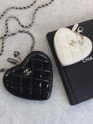 Цепная отлакированная телячья кожа Preloved клеймила сумку goldtone металлом черно-белым