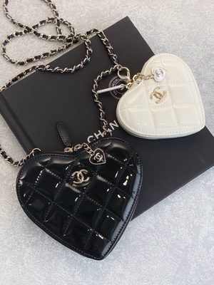Цепная отлакированная телячья кожа Preloved клеймила сумку goldtone металлом черно-белым