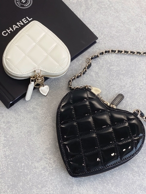 Цепная отлакированная телячья кожа Preloved клеймила сумку goldtone металлом черно-белым