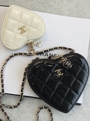 Цепная отлакированная телячья кожа Preloved клеймила сумку goldtone металлом черно-белым