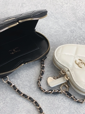 Цепная отлакированная телячья кожа Preloved клеймила сумку goldtone металлом черно-белым