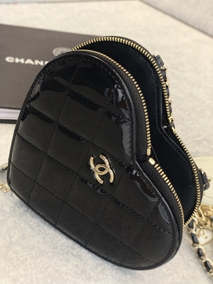 Цепная отлакированная телячья кожа Preloved клеймила сумку goldtone металлом черно-белым